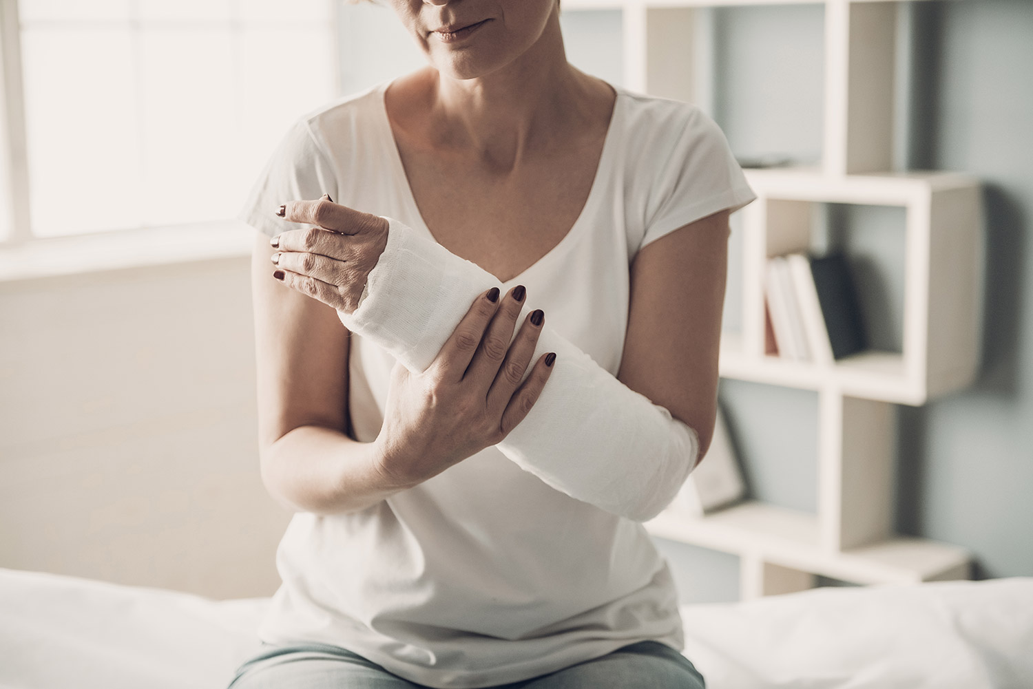 Top 5 Brain Food Tips to Prevent Injury Woman holding her broken arm with cast